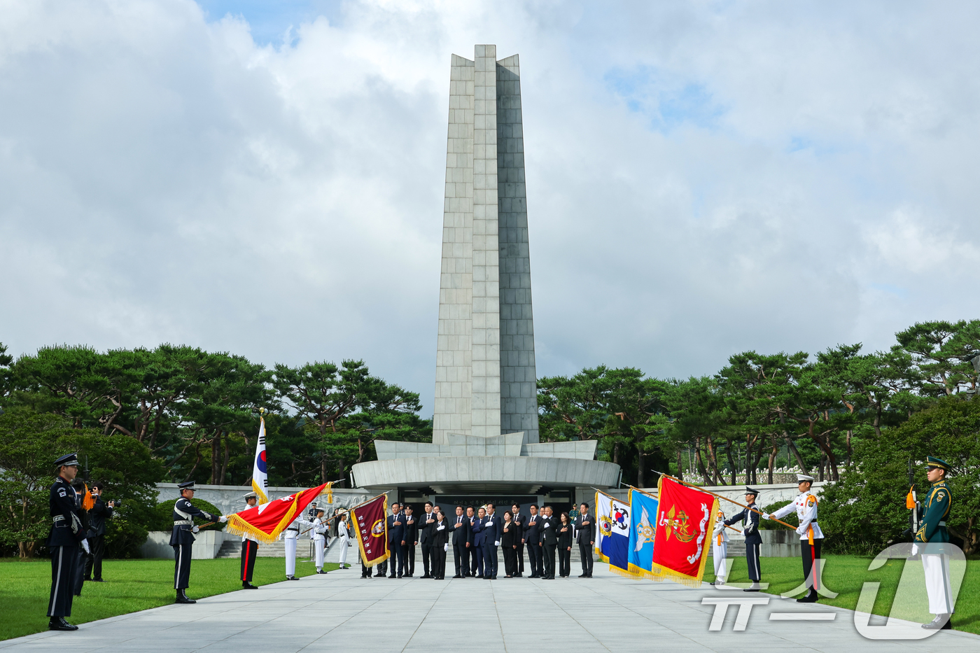(서울=뉴스1) 안은나 기자 = 송언석 국민의힘 비상대책위원장 겸 원내대표가 2일 오전 서울 동작구 국립서울현충원에서 현충탑 참배를 마친 뒤 국기에 대한 경례를 하고 있다. 202 …