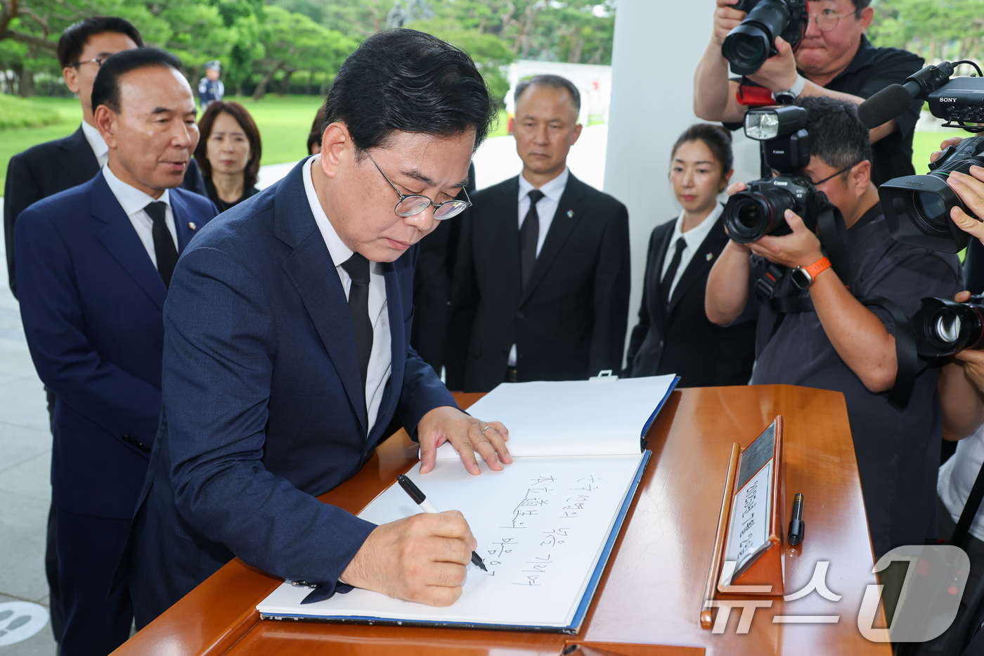 (서울=뉴스1) 안은나 기자 = 송언석 국민의힘 비상대책위원장 겸 원내대표가 2일 오전 서울 동작구 국립서울현충원에서 현충탑 참배를 마친 뒤 방명록을 작성하고 있다. '순국선열의 …