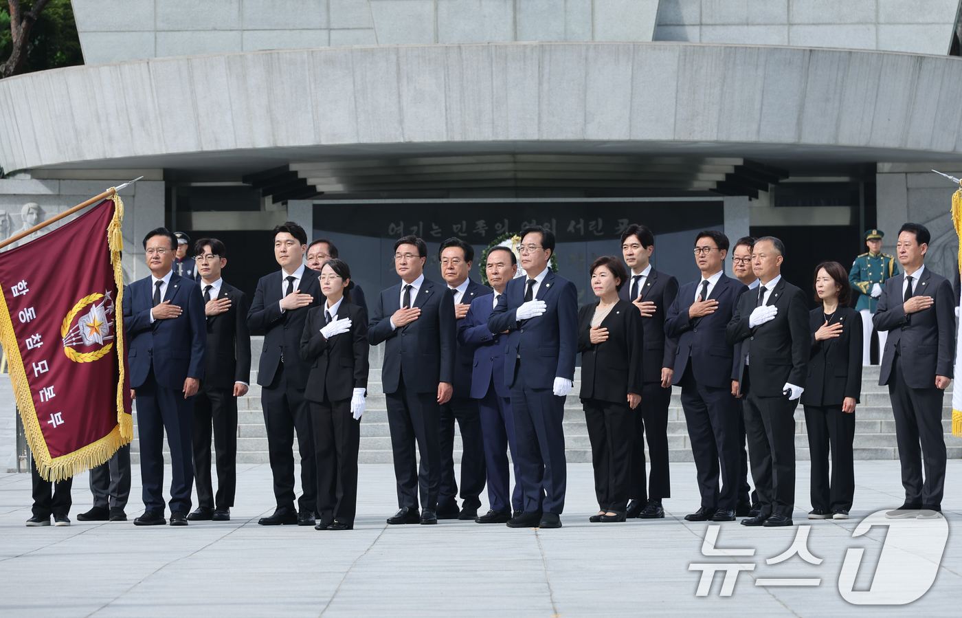 (서울=뉴스1) 안은나 기자 = 송언석 국민의힘 비상대책위원장 겸 원내대표가 2일 오전 서울 동작구 국립서울현충원에서 현충탑 참배를 마친 뒤 국기에 대한 경례를 하고 있다. 202 …