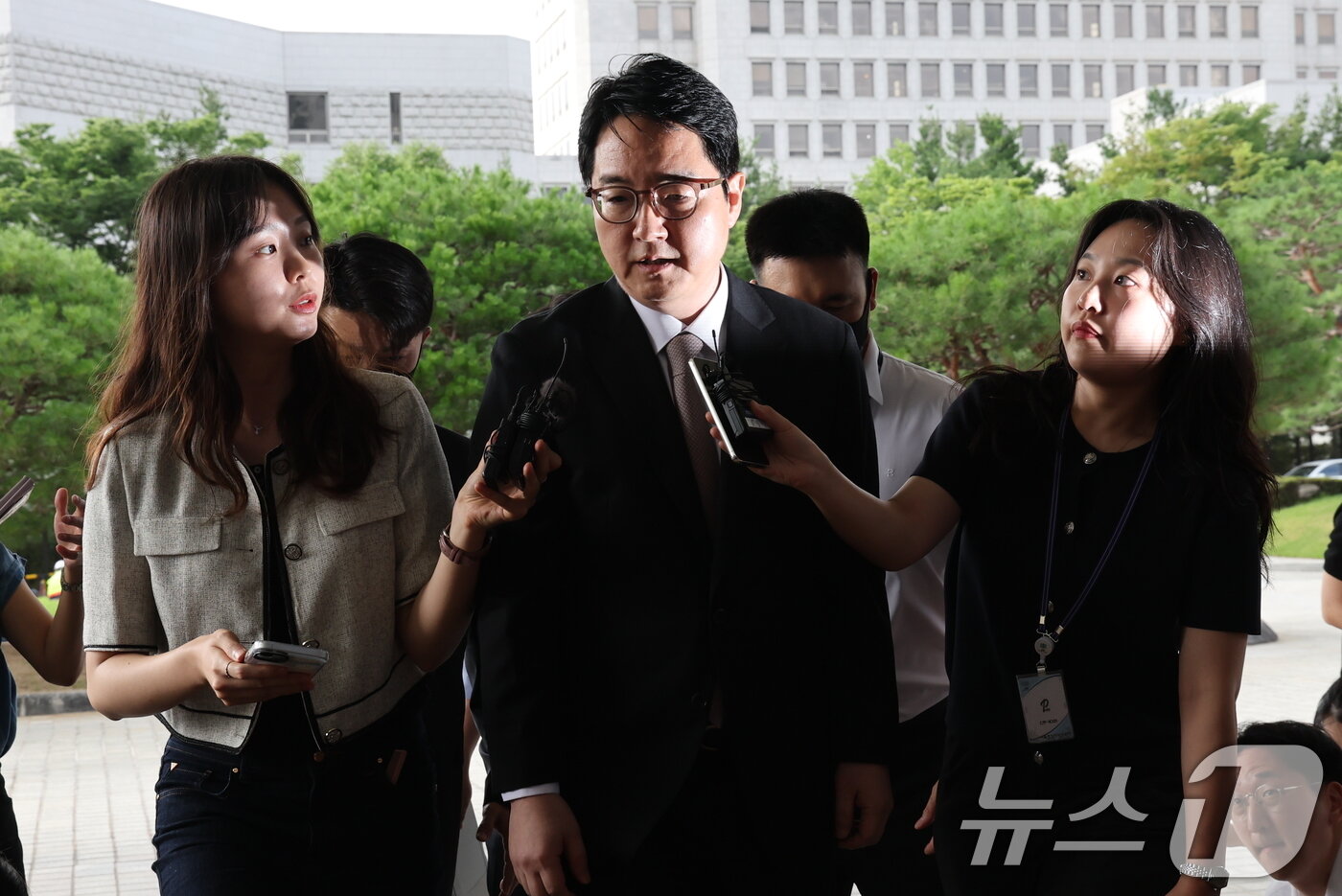 본문 이미지 - 사의를 표명한 심우정 검찰총장이 2일 서울 서초구 대검찰청으로 출근하며 취재진의 질의에 답변하고 있다. 2025.7.2/뉴스1 ⓒ News1 이동해 기자