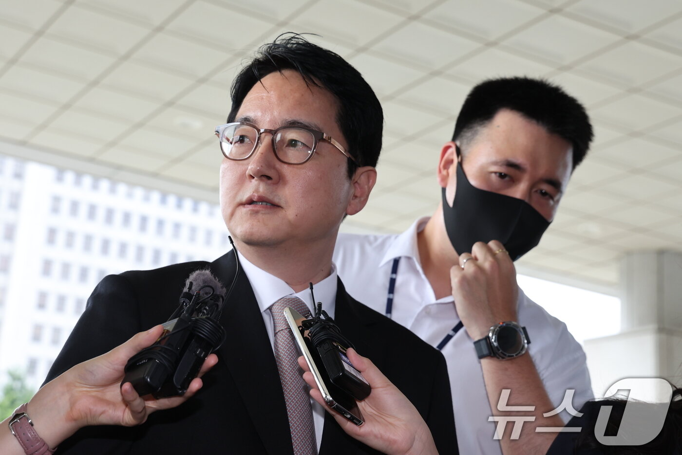 본문 이미지 - 사의를 표명한 심우정 검찰총장이 2일 서울 서초구 대검찰청으로 출근하며 취재진의 질의에 답변하고 있다. 2025.7.2/뉴스1 ⓒ News1 이동해 기자