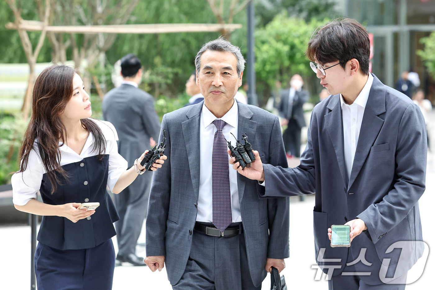 (서울=뉴스1) 민경석 기자 = 윤석열 전 대통령의 부인 김건희 여사 의혹 관련 사건을 맡은 민중기 특별검사가 2일 오전 서울 종로구 KT광화문빌딩 웨스트에 마련된 특검 사무실로 …