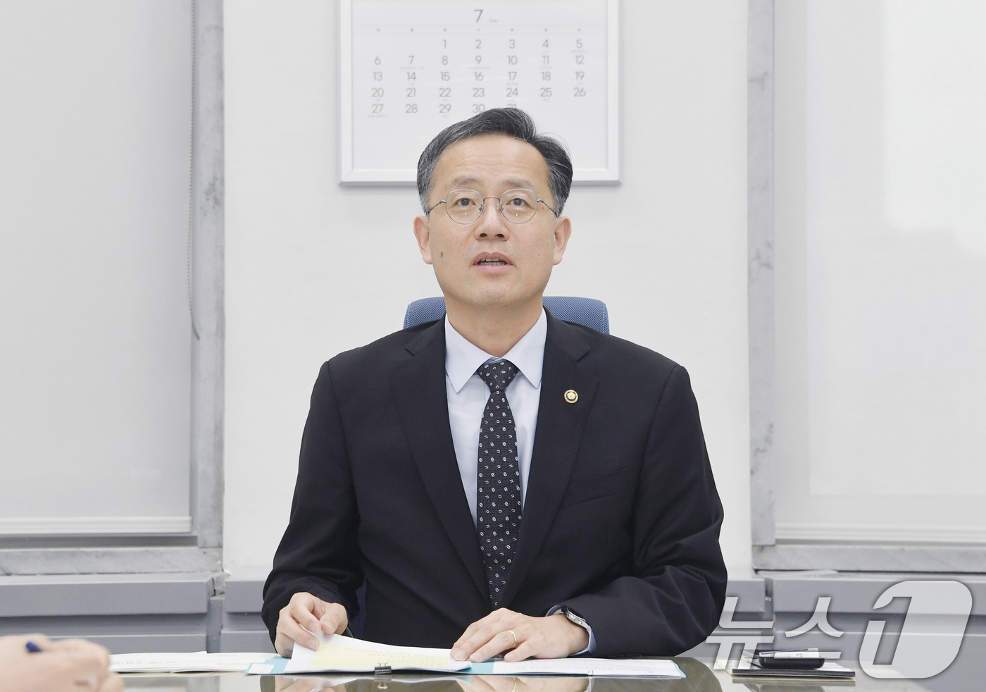 (서울=뉴스1) = 이형일 기획재정부 장관 직무대행 1차관이 2일 서울 영등포구 국회의사당에서 열린 '제 49차 물가관계차관회의'를 주재하고 있다. (기획재정부 제공. 재판매 및 …