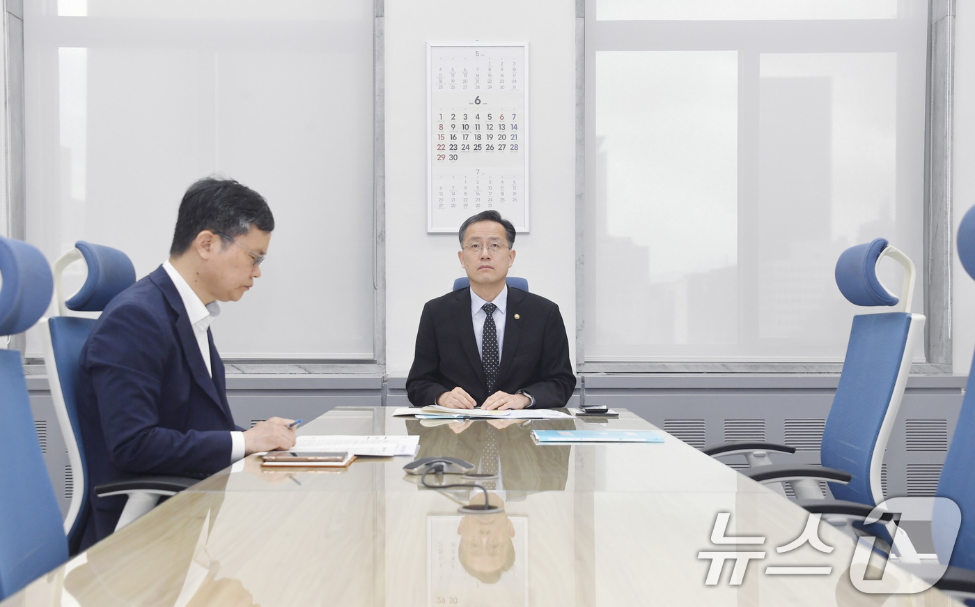 (서울=뉴스1) = 이형일 기획재정부 장관 직무대행 1차관이 2일 서울 영등포구 국회의사당에서 열린 '제 49차 물가관계차관회의'를 주재하고 있다. (기획재정부 제공. 재판매 및 …