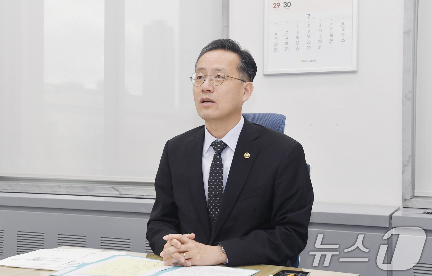 (서울=뉴스1) = 이형일 기획재정부 장관 직무대행 1차관이 2일 서울 영등포구 국회의사당에서 열린 '제 49차 물가관계차관회의'를 주재하고 있다. (기획재정부 제공. 재판매 및 …