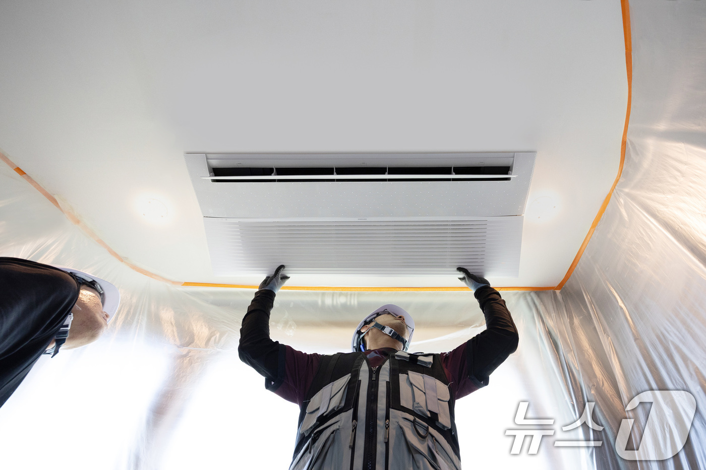 (서울=뉴스1) = 삼성전자는 실제 거주 중인 집에서도 단 8시간 만에 빠르고 간편하게 가정용 시스템에어컨을 설치하는 원데이 설치 서비스'를 운영하고 있다고 2일 밝혔다.사진은 삼 …