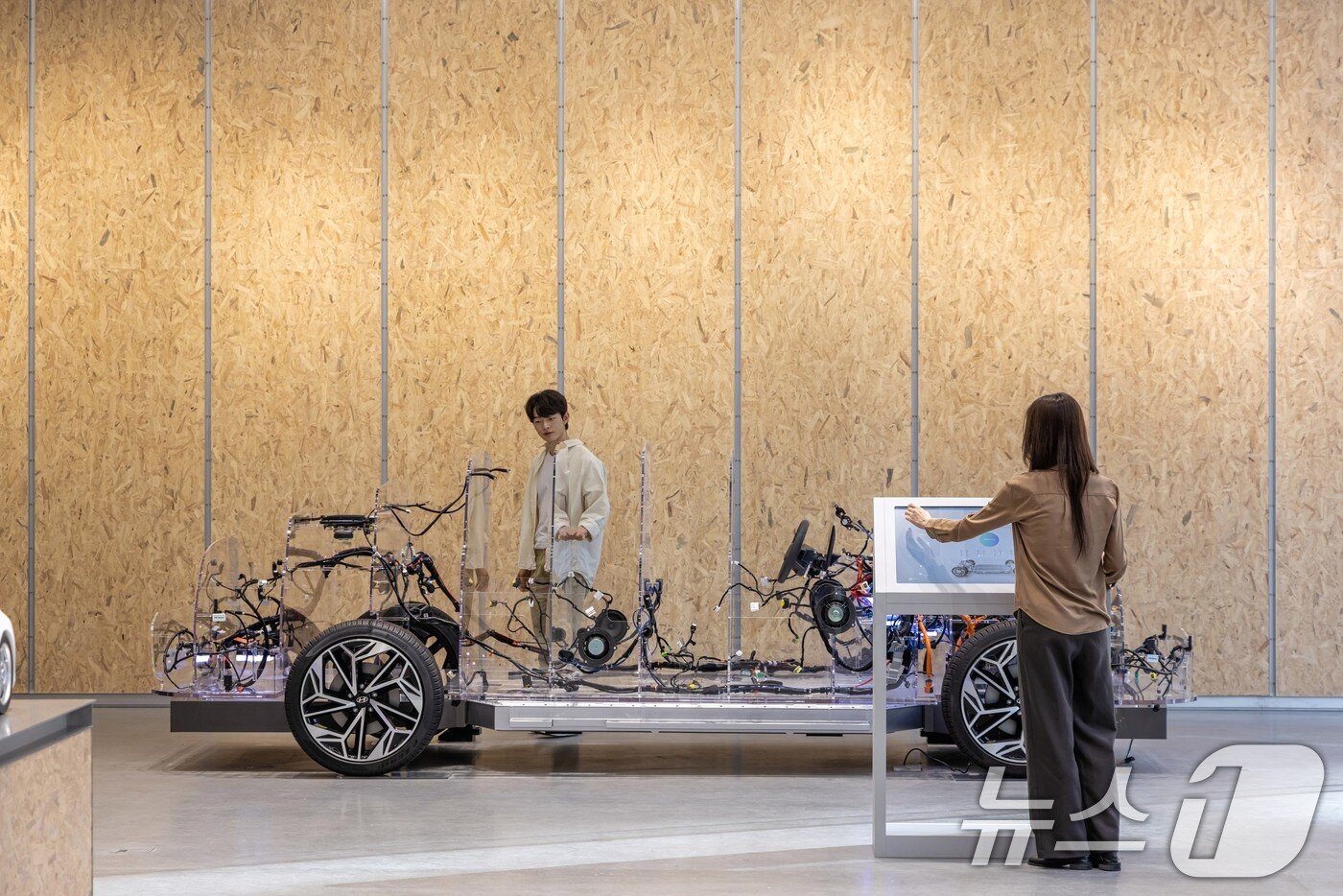 본문 이미지 - 현대차·기아는 오는 3일 서울 강남구 현대자동차 강남대로 사옥에 &#39;UX 스튜디오 서울&#39;을 개관하고 사용자들과 함께 미래 모빌리티 경험을 설계하는 참여형 연구 거점으로 운영을 시작한다고 2일 밝혔다. 사진은 &#39;SDV 존&#39;에 전시된 E&E 아키텍처를 참가자들이 관람하는 모습. &#40;현대차·기아 제공. 재판매 및 DB 금지&#41; 2025.7.2/뉴스1