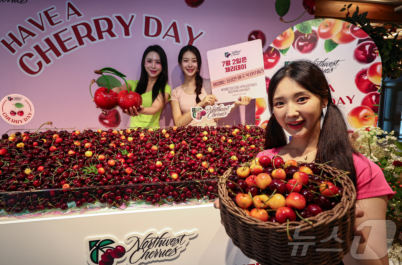 (서울=뉴스1) 김도우 기자 = 2일 서울 종로구 한 카페에서 열린 미국북서부 체리 출시기념 ‘체리데이’ 포토행사에서 모델들이 체리를 소개하고 있다. 2025.7.2/뉴스1