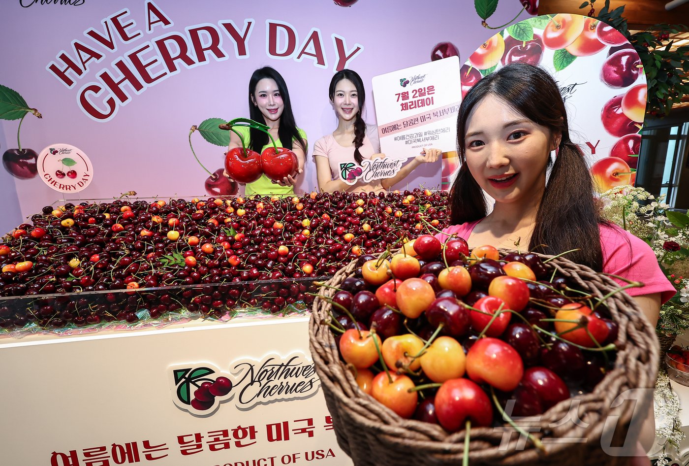 (서울=뉴스1) 김도우 기자 = 2일 서울 종로구 한 카페에서 열린 미국북서부 체리 출시기념 ‘체리데이’ 포토행사에서 모델들이 체리를 소개하고 있다. 2025.7.2/뉴스1
