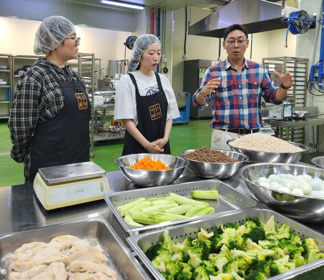 본문 이미지 - 반려동물 화식 브랜드 우다다에 방문한 호남대 반려동물산업학과 학생들이 박양세 대표의 설명을 듣고 있다(GDIN 제공). ⓒ 뉴스1