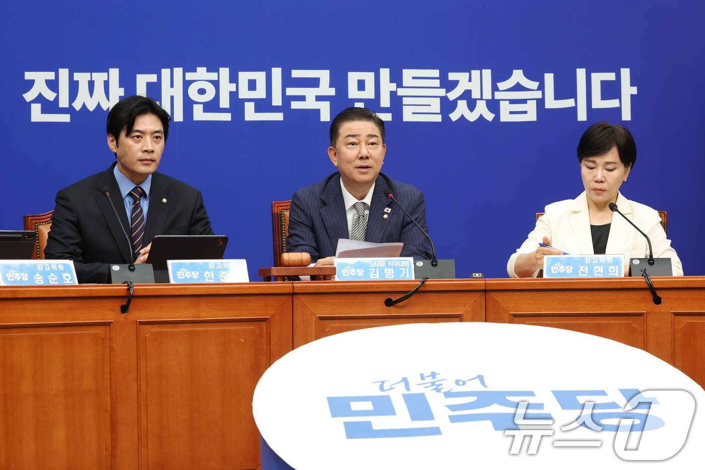 본문 이미지 - 김병기 더불어민주당 대표 직무대행 겸 원내대표가 2일 오전 서울 여의도 국회에서 열린 최고위원회의에서 발언하고 있다. 2025.7.2/뉴스1 ⓒ News1 이광호 기자