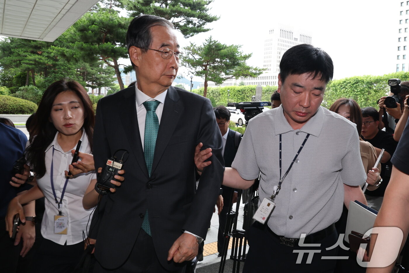 본문 이미지 - 한덕수 전 국무총리가 2일 서초구 서울고등검찰청에 마련된 내란 특검 사무실에 조사를 받기 위해 출석하고 있다. 2025.7.2/뉴스1 ⓒ News1 이동해 기자