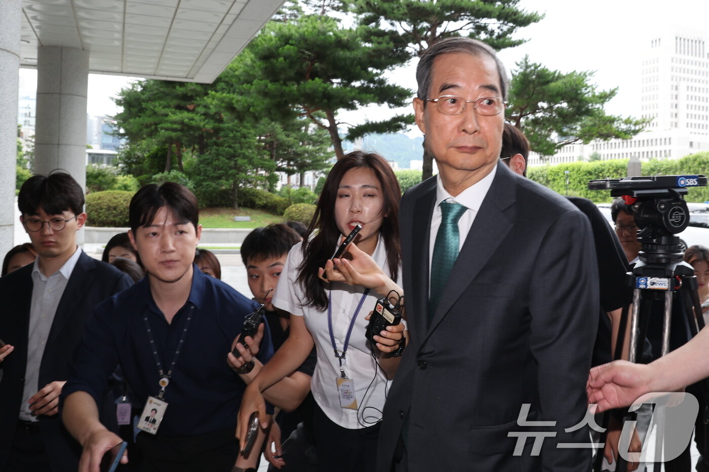 본문 이미지 - 한덕수 전 국무총리가 2일 서초구 서울고등검찰청에 마련된 내란 특검 사무실에 조사를 받기 위해 출석하고 있다. 2025.7.2/뉴스1 ⓒ News1 이동해 기자