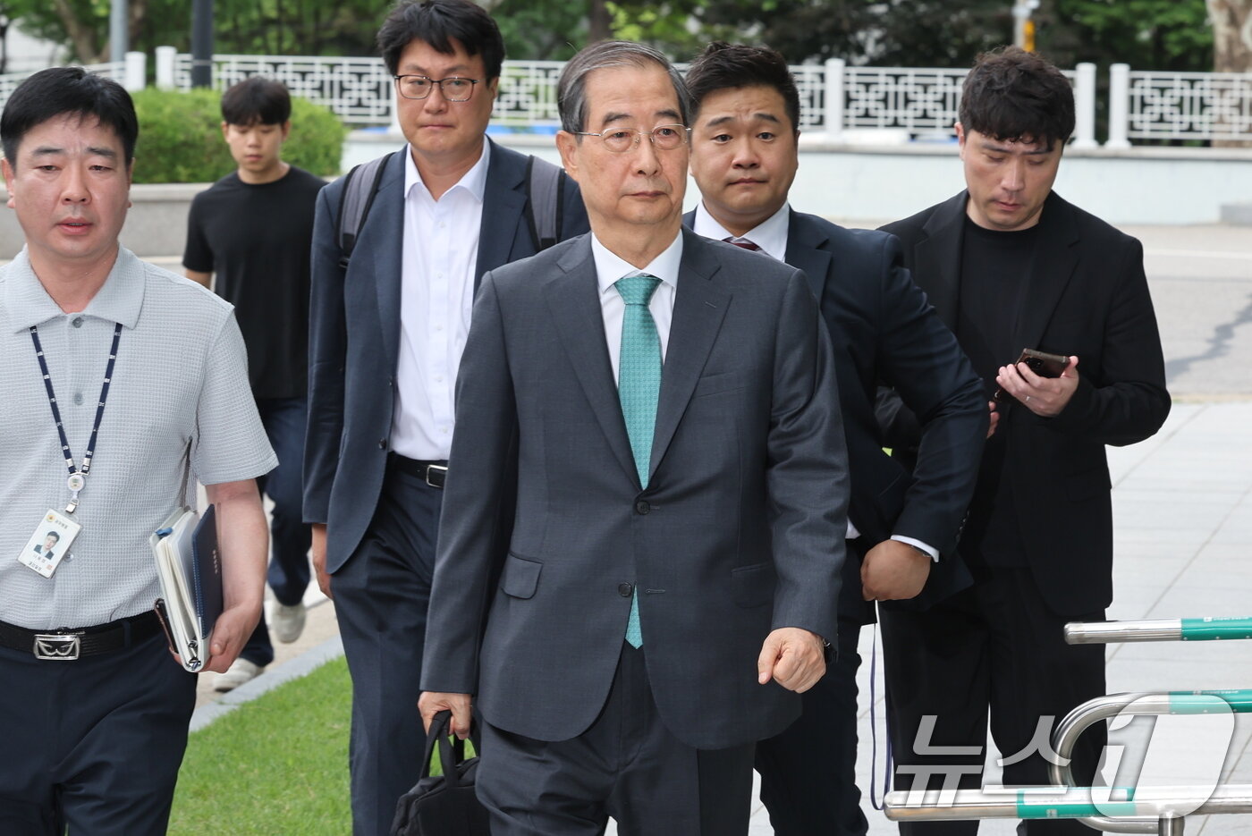 본문 이미지 - 한덕수 전 국무총리가 2일 내란특검 조사를 받기 위해 서울 서초구 서울고검 청사로 출석하고 있다. 2025.7.2/뉴스1 ⓒ News1 이동해 기자