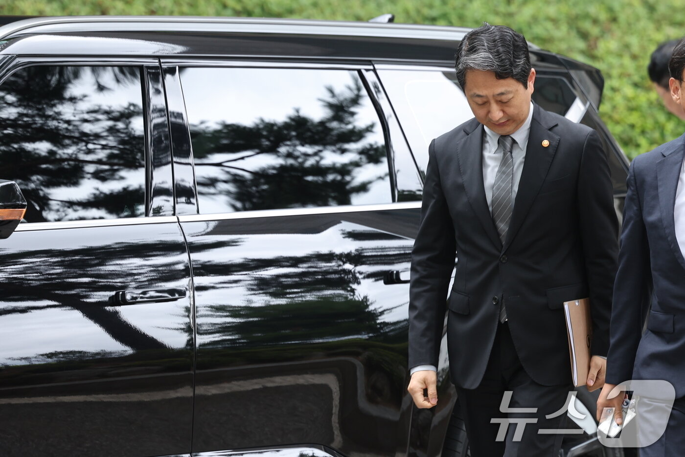 본문 이미지 - 안덕근 산업통상자원부 장관이 2일 내란특검 조사를 받기 위해 서울 서초구 서울고검 청사로 출석하고 있다. 2025.7.2/뉴스1 ⓒ News1 이동해 기자