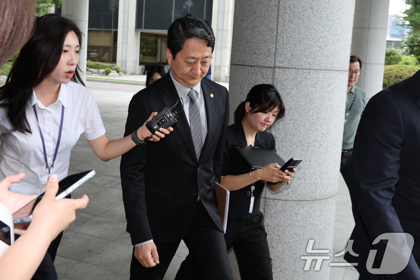 본문 이미지 - 안덕근 산업통상자원부 장관이 2일 내란특검 조사를 받기 위해 서울 서초구 서울고검 청사로 출석하고 있다. 2025.7.2/뉴스1 ⓒ News1 이동해 기자