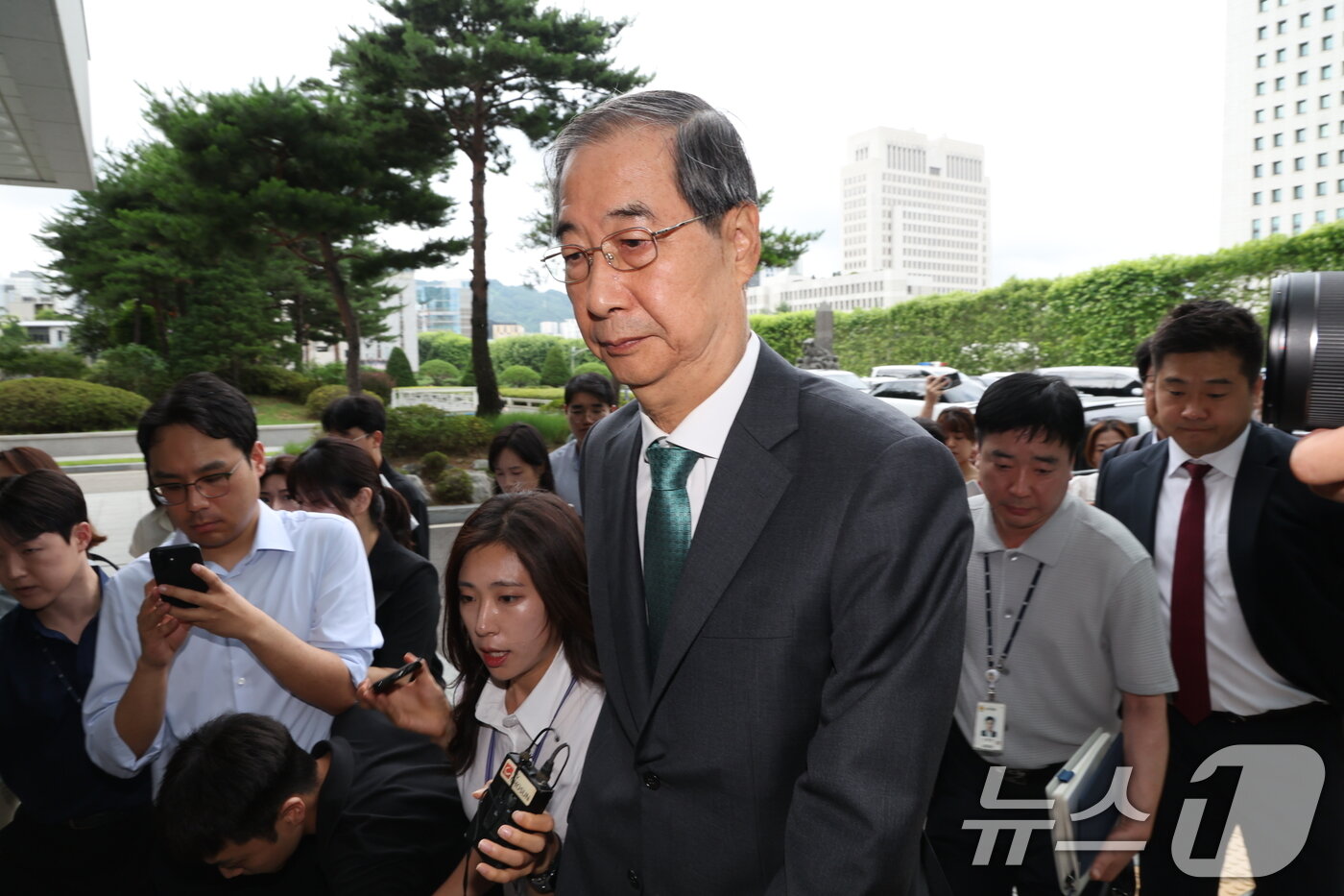 본문 이미지 - 한덕수 전 국무총리가 2일 내란특검 조사를 받기 위해 서울 서초구 서울고검 청사로 출석하고 있다. 2025.7.2/뉴스1 ⓒ News1 이동해 기자