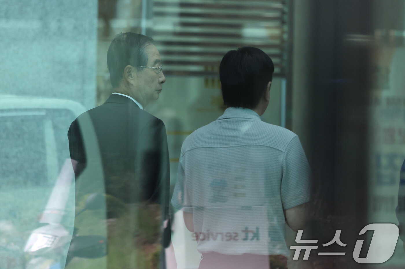 본문 이미지 - 한덕수 전 국무총리가 2일 내란특검 조사를 받기 위해 서울 서초구 서울고검 청사로 출석하고 있다. 2025.7.2/뉴스1 ⓒ News1 이동해 기자