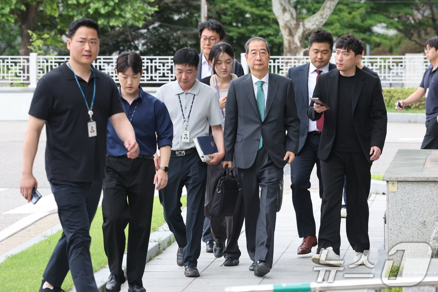 본문 이미지 - 내란 방조 혐의를 받고 있는 한덕수 전 국무총리가 2일 서초구 서울고등검찰청에 마련된 내란 특검 사무실에 조사를 받기 위해 출석하고 있다. 2025.7.2/뉴스1 ⓒ News1 이동해 기자