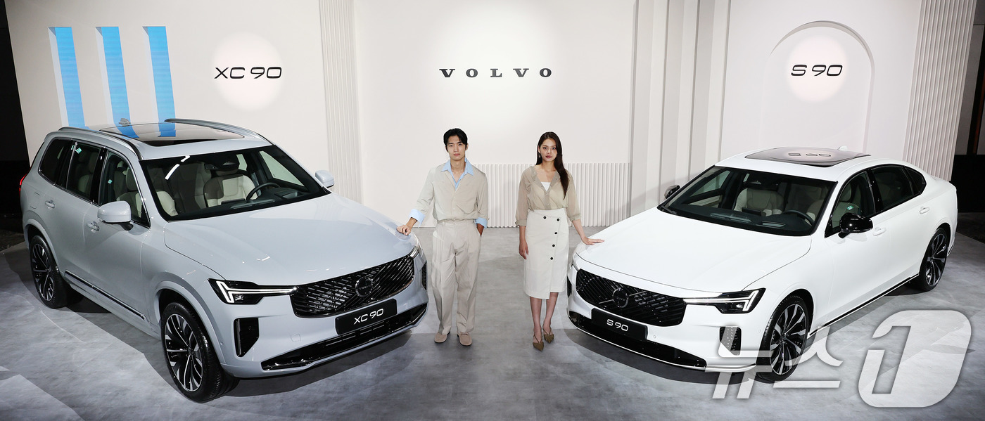 (서울=뉴스1) 박지혜 기자 = 2일 서울 광진구 워커힐호텔에서 열린 볼보 신형 XC90·S90 공개 행사에서 모델들이 포즈를 취하고 있다.이날 볼보자동차코리아가 현대적인 스칸디나 …