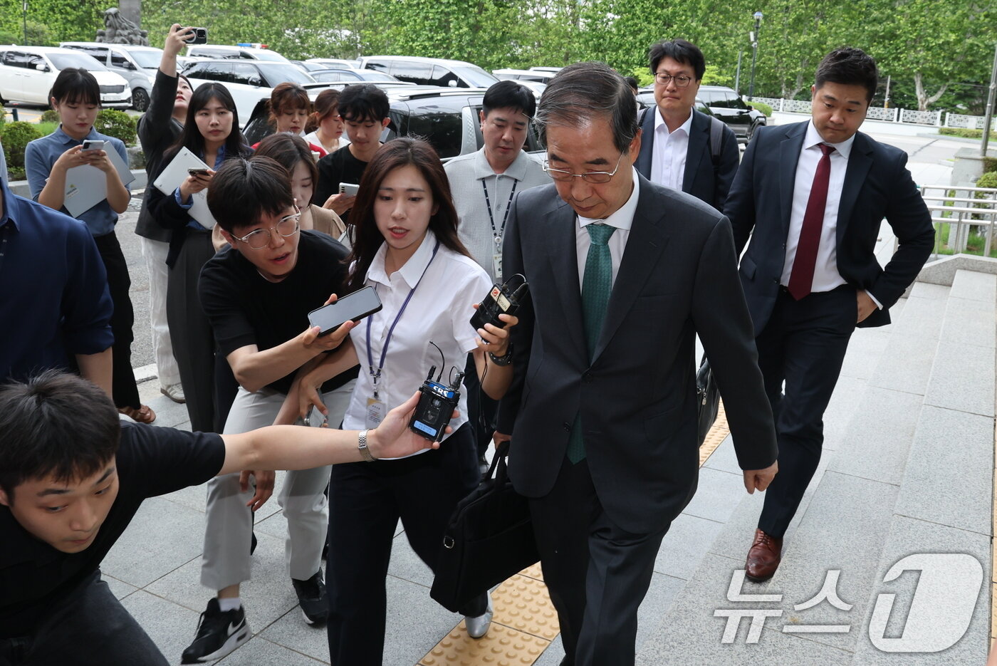 본문 이미지 - 한덕수 전 국무총리가 2일 내란특검 조사를 받기 위해 서울 서초구 서울고검 청사로 출석하고 있다. 2025.7.2/뉴스1 ⓒ News1 이동해 기자