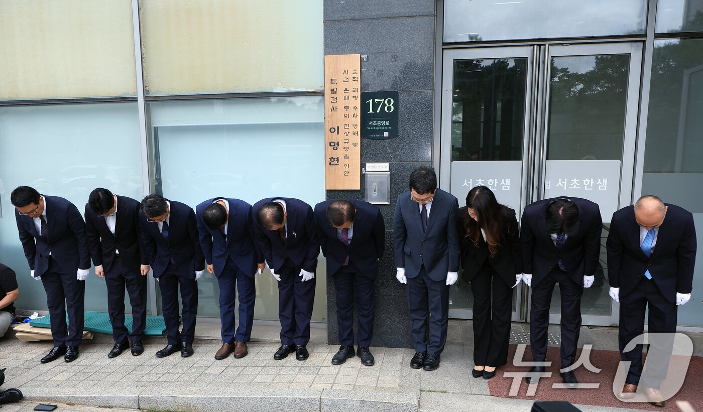 본문 이미지 - 채수근 해병 순직 사건을 수사하는 순직해병 특별검사팀 이명현 특별검사와 특검팀이 2일 오전 서울 서초구 서초중앙로 특검사무실에서 가진 현판식에서 고개 숙여 인사하고 있다.  2025.7.2/뉴스1 ⓒ News1 박정호 기자