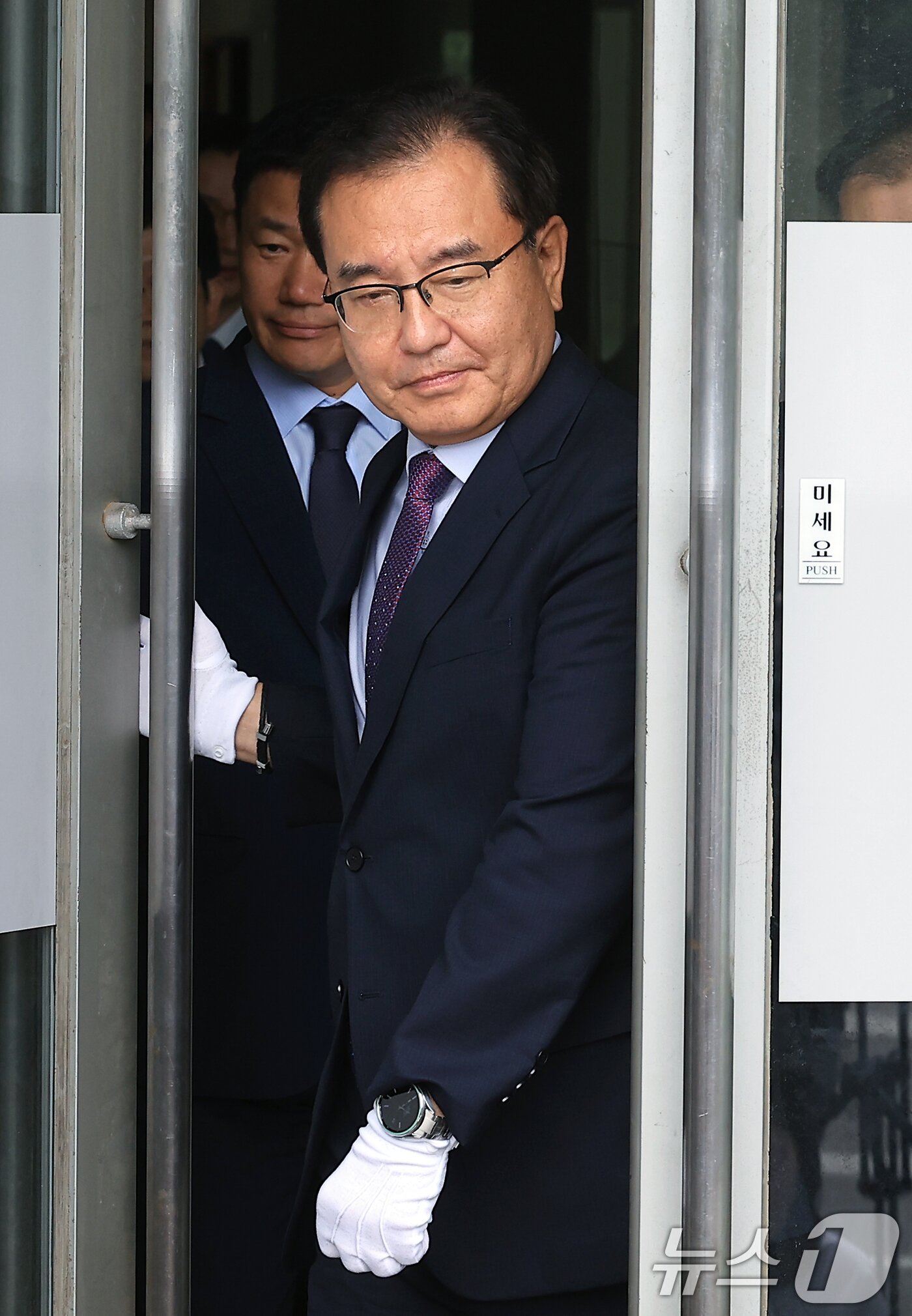 본문 이미지 - 채수근 해병 순직 사건을 수사하는 순직해병 특별검사팀 이명현 특별검사와 특검팀이 2일 오전 서울 서초구 서초중앙로 특검사무실에서 현판식을 위해 밖으로 나오고 있다. 특검팀은 이날 첫 조사로 구명 로비 의혹을 받는 임성근 전 해병대 1사단장을 소환 조사한다. 2025.7.2/뉴스1 ⓒ News1 박정호 기자