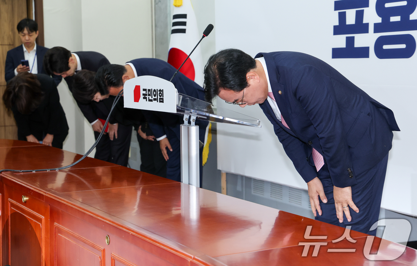 (서울=뉴스1) 안은나 기자 = 송언석 국민의힘 비상대책위원장 겸 원내대표가 2일 오전 서울 여의도 국회에서 열린 취임 기자회견에서 12·3 불법 비상계엄과 대통령 탄핵, 대선 패 …