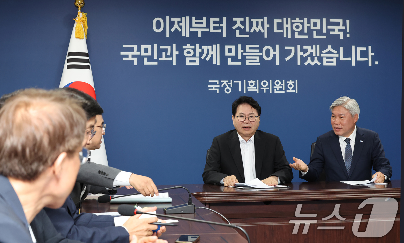 (서울=뉴스1) 장수영 기자 = 이한주 국정기획위원회 위원장이 2일 서울 종로구 국정기획위원회에서 서왕진 조국혁신당 원내대표를 만나 대화를 나누고 있다. 2025.7.2/뉴스1