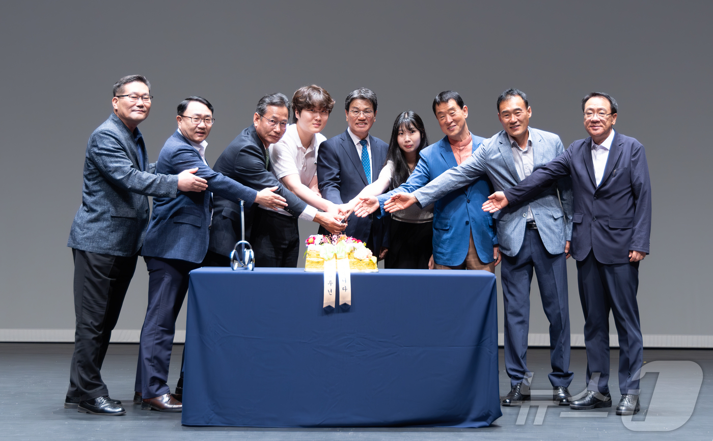 (청양=뉴스1) 이동원 기자 = 김돈곤 청양군수가 지난 1일 청양문화예술회관 대공연장에서 열린 7월 직원 만남의 날 및 민선 8기 3주년 기념 행사에 참석했다.이날 행사는 2025 …