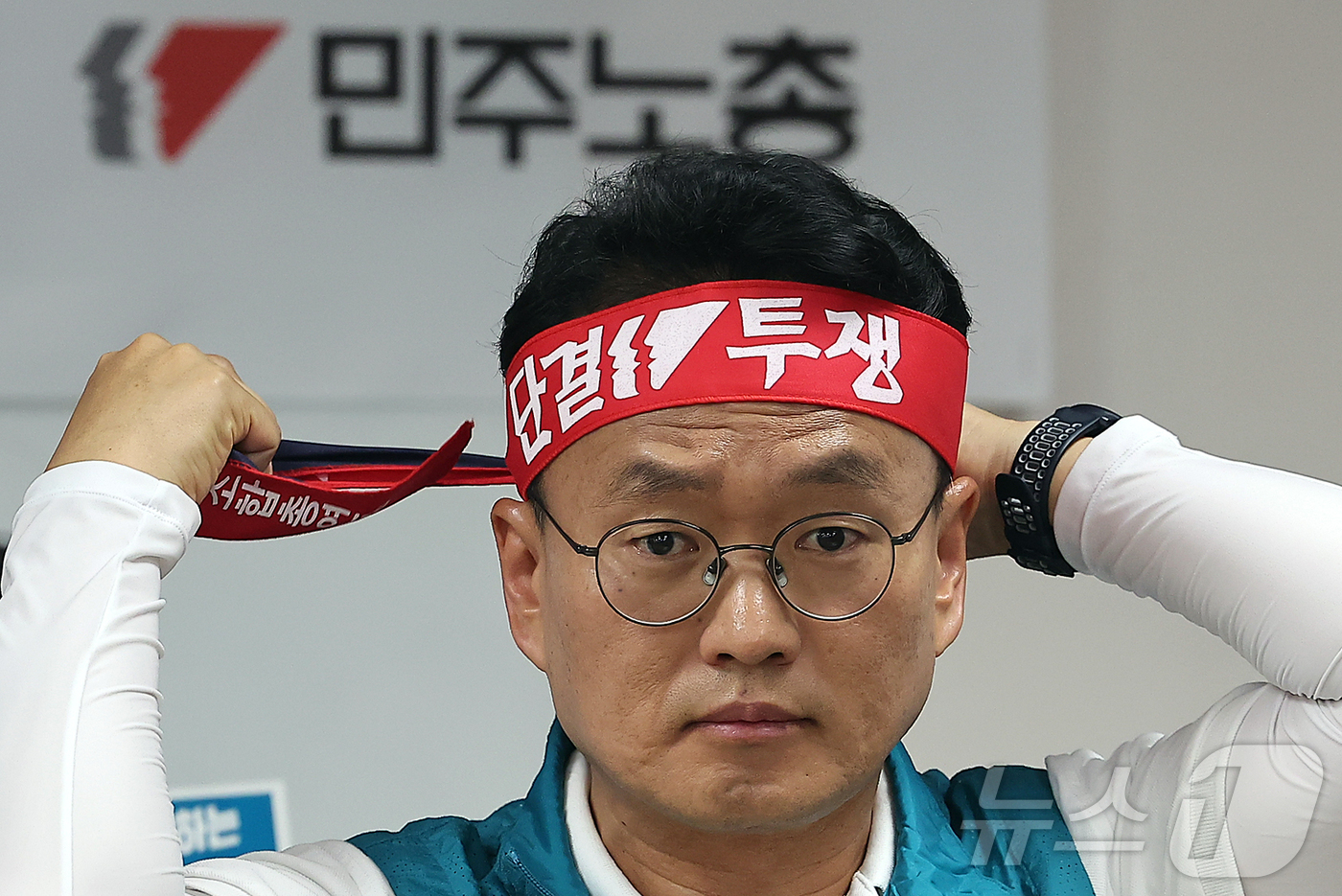 (서울=뉴스1) 김진환 기자 = 이영훈 민주일반연맹 비대위원장이 2일 오전 서울 중구 전국민주노동조합총연맹 사무실에서 열린 총파업 선포 전국동시다발 기자회견에서 '단결 투쟁'이 적 …