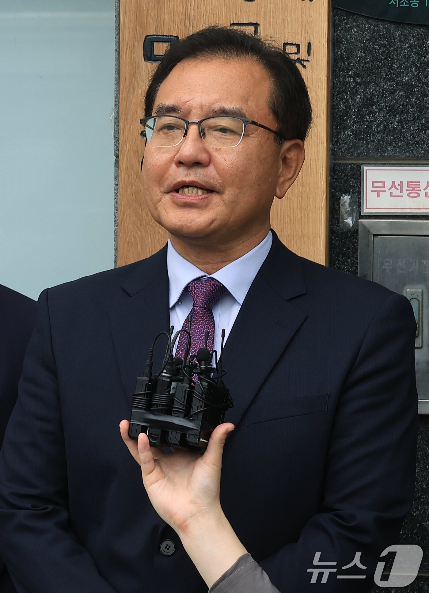 본문 이미지 - 채수근 해병 순직 사건을 수사하는 순직해병 특별검사팀 이명현 특별검사가이 2일 오전 서울 서초구 서초중앙로 특검사무실 앞에서 가진 현판식에서 발언을 하고 있다. 특검팀은 이날 첫 조사로 구명 로비 의혹을 받는 임성근 전 해병대 1사단장을 소환 조사한다. 2025.7.2/뉴스1 ⓒ News1 박정호 기자