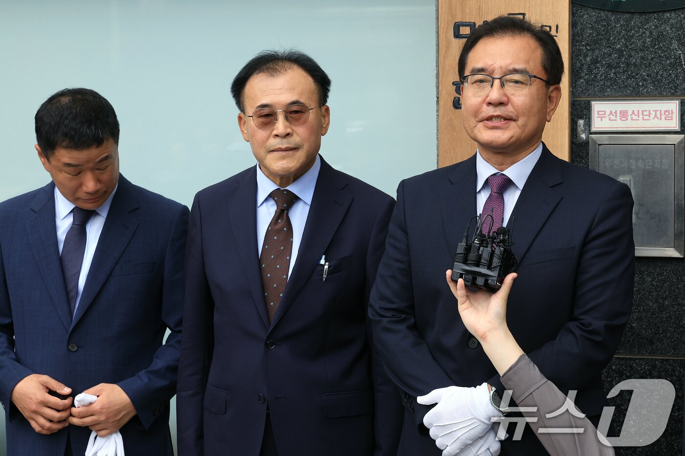 본문 이미지 - 채수근 해병 순직 사건을 수사하는 순직해병 특별검사팀 이명현 특별검사가이 2일 오전 서울 서초구 서초중앙로 특검사무실 앞에서 가진 현판식에서 발언을 하고 있다.  2025.7.2/뉴스1 ⓒ News1 박정호 기자