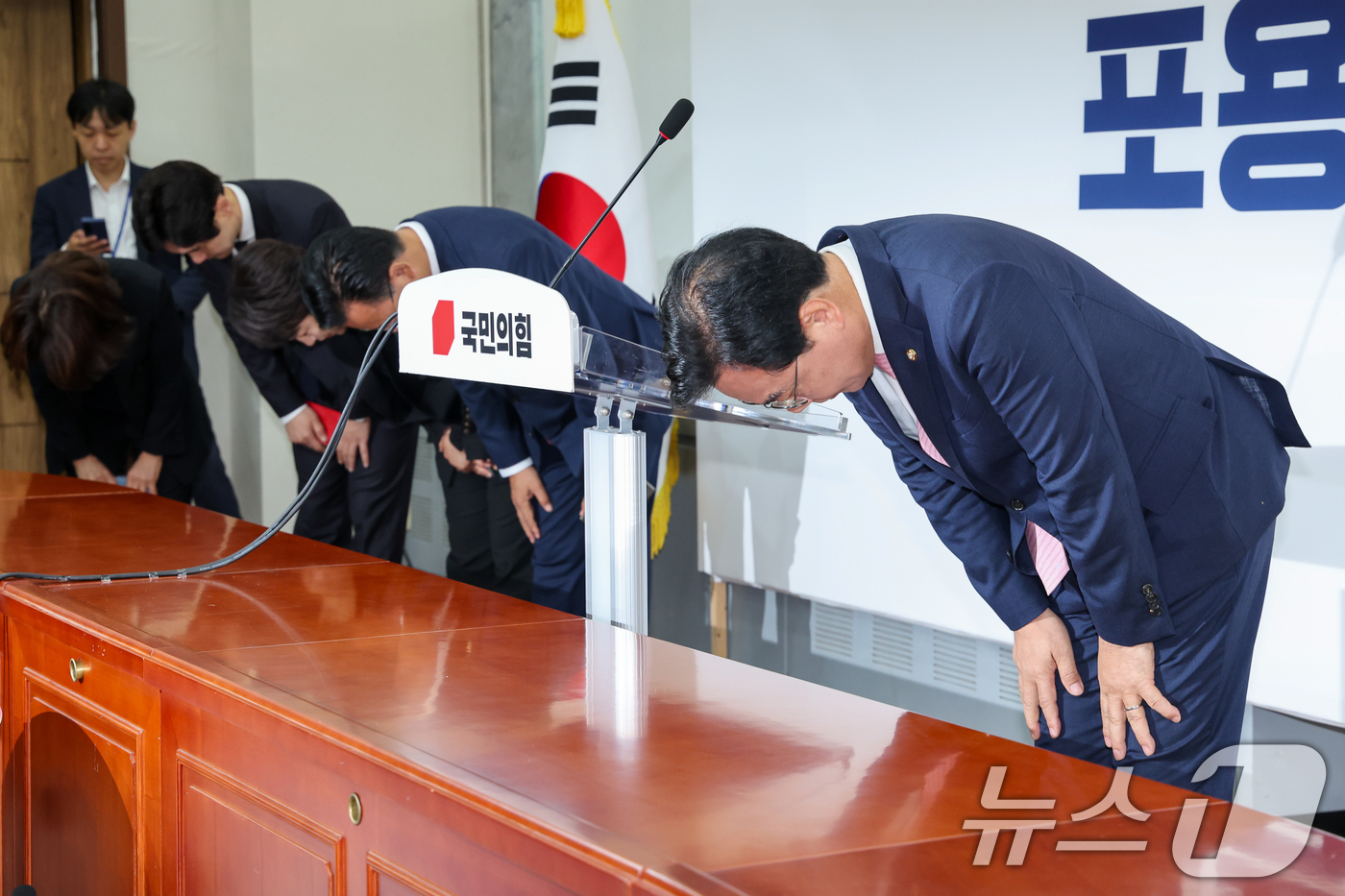 (서울=뉴스1) 안은나 기자 = 송언석 국민의힘 비상대책위원장 겸 원내대표가 2일 오전 서울 여의도 국회에서 열린 취임 기자회견에서 12·3 불법 비상계엄과 대통령 탄핵, 대선 패 …