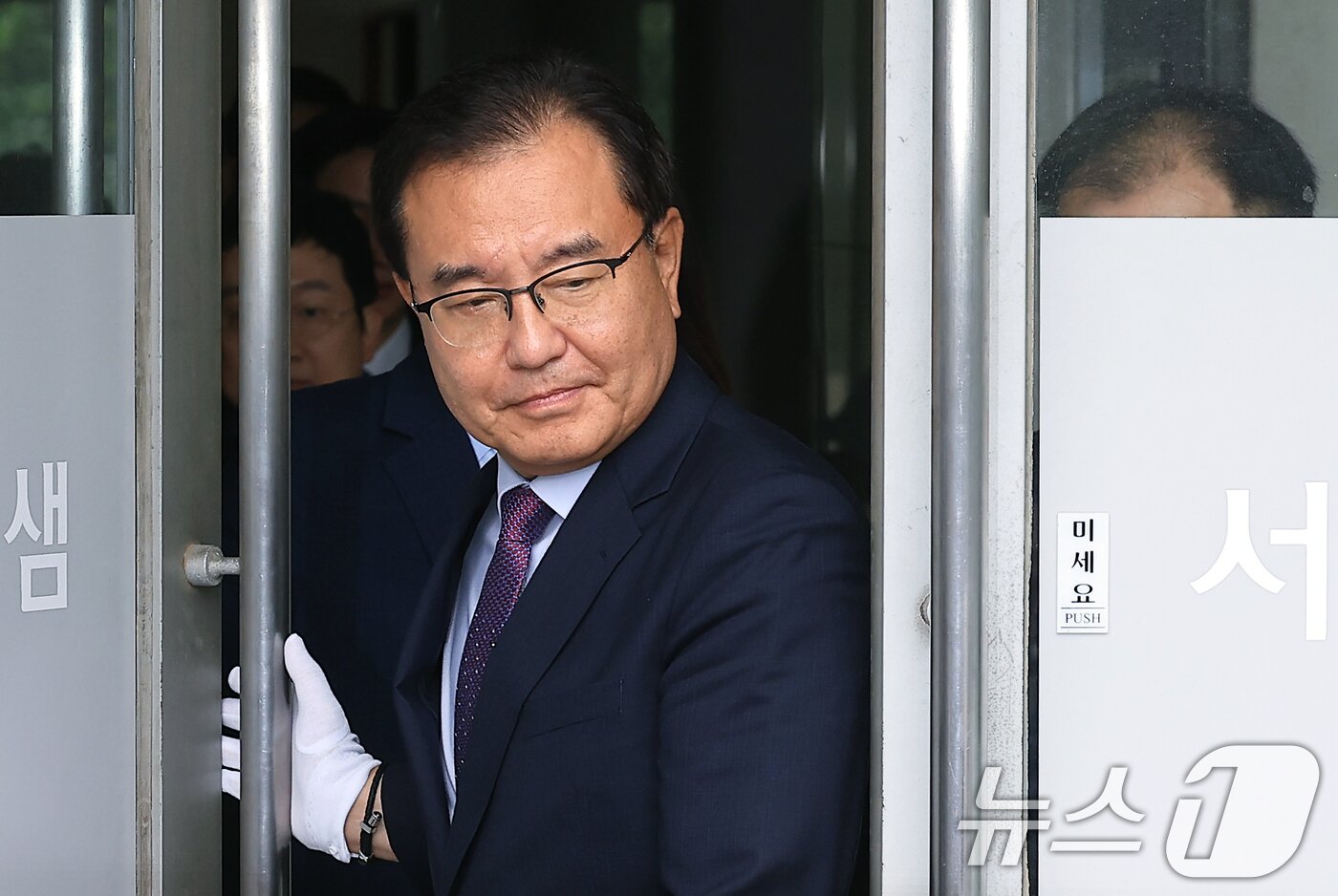 본문 이미지 - 채수근 해병 순직 사건을 수사하는 순직해병 특별검사팀 이명현 특별검사와 특검팀이 2일 오전 서울 서초구 서초중앙로 특검사무실에서 현판식을 위해 밖으로 나오고 있다. 특검팀은 이날 첫 조사로 구명 로비 의혹을 받는 임성근 전 해병대 1사단장을 소환 조사한다. 2025.7.2/뉴스1 ⓒ News1 박정호 기자