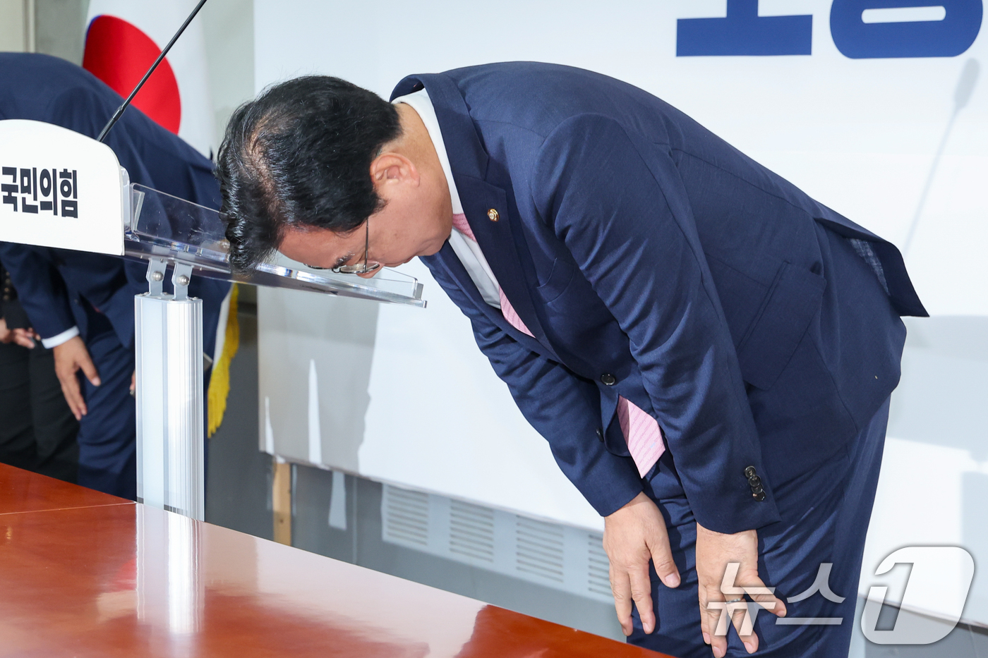 (서울=뉴스1) 안은나 기자 = 송언석 국민의힘 비상대책위원장 겸 원내대표가 2일 오전 서울 여의도 국회에서 열린 취임 기자회견에서 12·3 불법 비상계엄과 대통령 탄핵, 대선 패 …