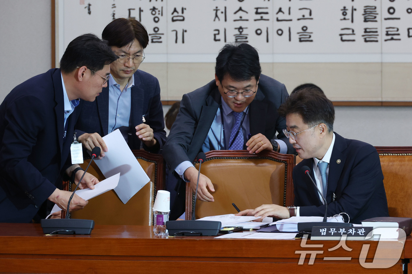 (서울=뉴스1) 이광호 기자 = 이진수 법무부 차관이 2일 오전 서울 여의도 국회에서 열린 법제사법위원회  제1차 법안심사제1소위원회에 출석해 자료를 보며 관계자들과 대화하고 있다 …