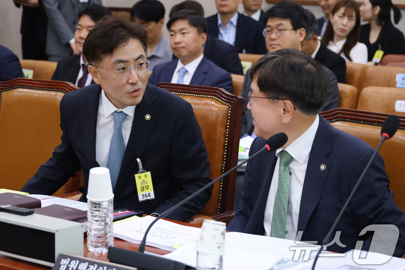 (서울=뉴스1) 이광호 기자 = 이진수 법무부 차관(왼쪽)이 2일 오전 서울 여의도 국회에서 열린 법제사법위원회 제1차 법안심사제1소위원회에 출석해 배형원 법원행정처차장과 대화하고 …