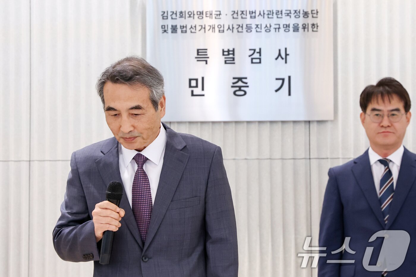 본문 이미지 - 윤석열 전 대통령의 부인 김건희 여사 의혹 관련 사건을 맡은 민중기 특별검사가 2일 오전 서울 종로구 KT광화문빌딩 웨스트에 마련된 특검 사무실에서 현판 제막을 마친 뒤 취재진을 향해 인사하고 있다. 2025.7.2/뉴스1 ⓒ News1 민경석 기자