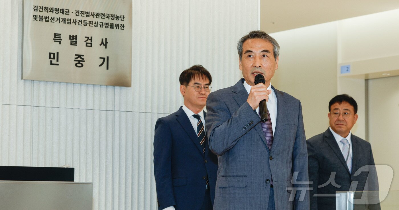 본문 이미지 - 윤석열 전 대통령의 부인 김건희 여사 의혹 관련 사건을 맡은 민중기 특별검사가 2일 서울 종로구 KT광화문빌딩 웨스트에 마련된 특검 사무실에서 열린 현판 제막식에서 인사말을 하고 있다. &#40;공동취재&#41; 2025.7.2/뉴스1 ⓒ News1 민경석 기자