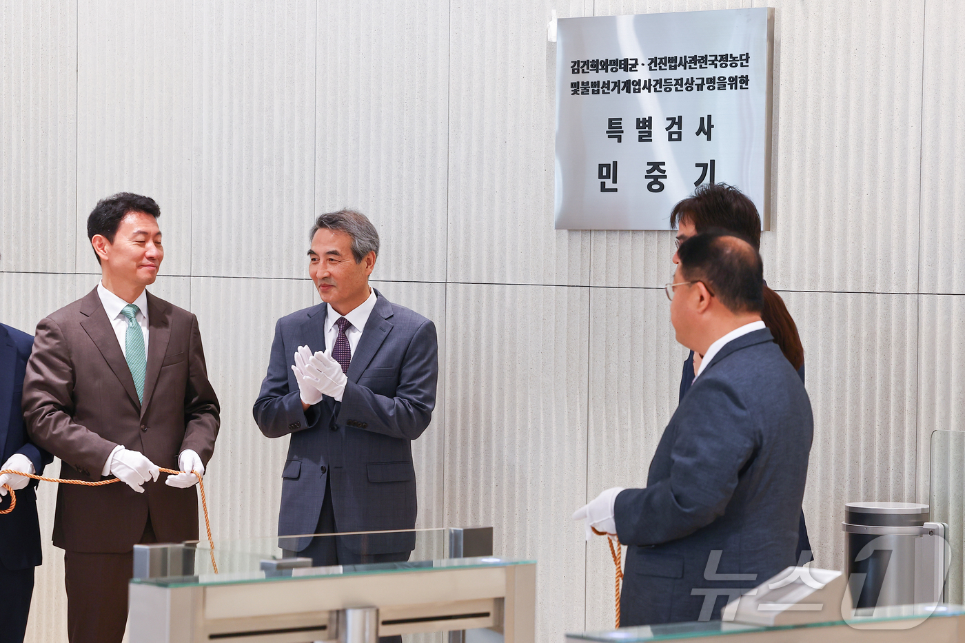 (서울=뉴스1) 민경석 기자 = 윤석열 전 대통령 부인 김건희 여사와 관련한 각종 의혹 사건을 수사하는 민중기 특별검사가 2일 서울 종로구 KT광화문빌딩에 마련된 사무실 앞에서 현 …