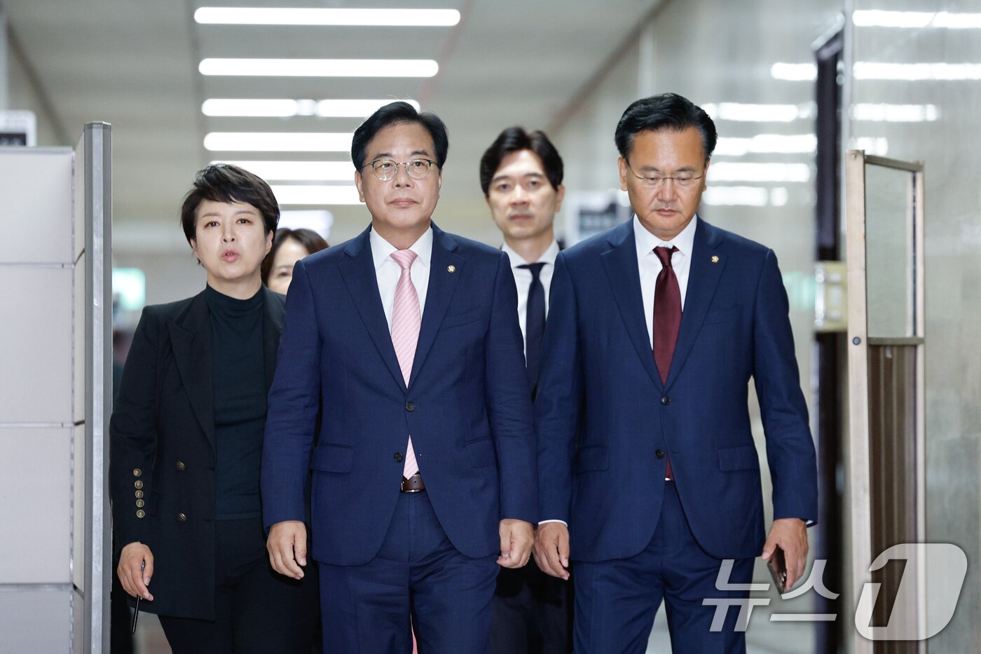 본문 이미지 - 송언석 국민의힘 비상대책위원장 겸 원내대표가 2일 오전 서울 여의도 국회에서 &#39;국민의 마음을 푯대로 삼아 전진하겠습니다&#39;를 주제로 취임 기자회견을 하기 위해 입장하고 있다. 왼쪽부터 김은혜 원내정책수석, 송 비대위원장, 유상범 원내운영수석부대표. 2025.7.2/뉴스1 ⓒ News1 안은나 기자