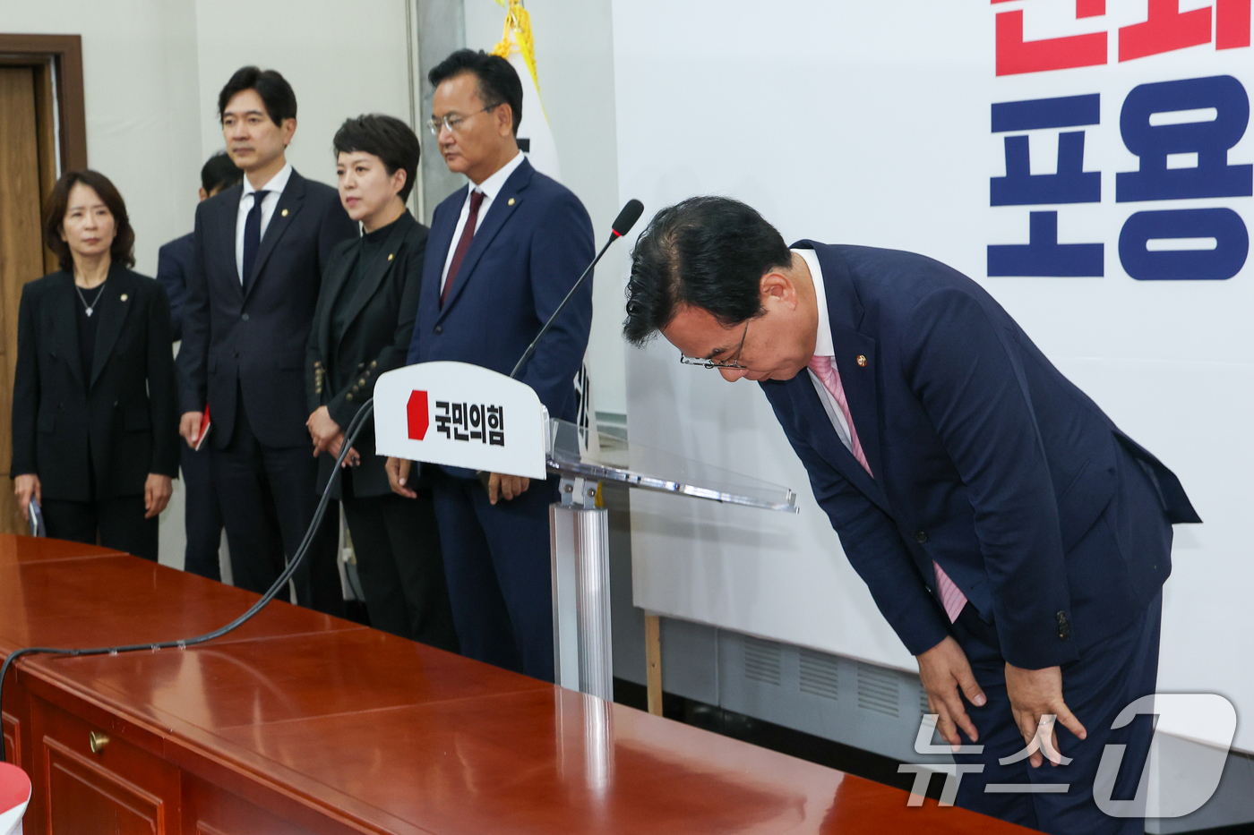 (서울=뉴스1) 안은나 기자 = 송언석 국민의힘 비상대책위원장 겸 원내대표가 2일 오전 서울 여의도 국회에서 열린 취임 기자회견에서 12·3 불법 비상계엄과 대통령 탄핵, 대선 패 …