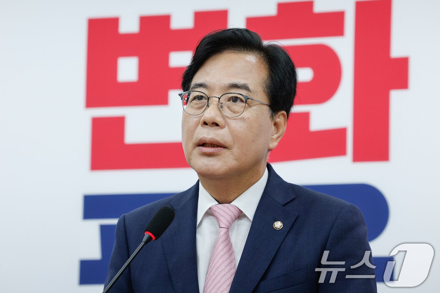 본문 이미지 - 송언석 국민의힘 비상대책위원장 겸 원내대표가 2일 오전 서울 여의도 국회에서 &#39;국민의 마음을 푯대로 삼아 전진하겠습니다&#39;를 주제로 취임 기자회견을 하고 있다. 2025.7.2/뉴스1 ⓒ News1 안은나 기자