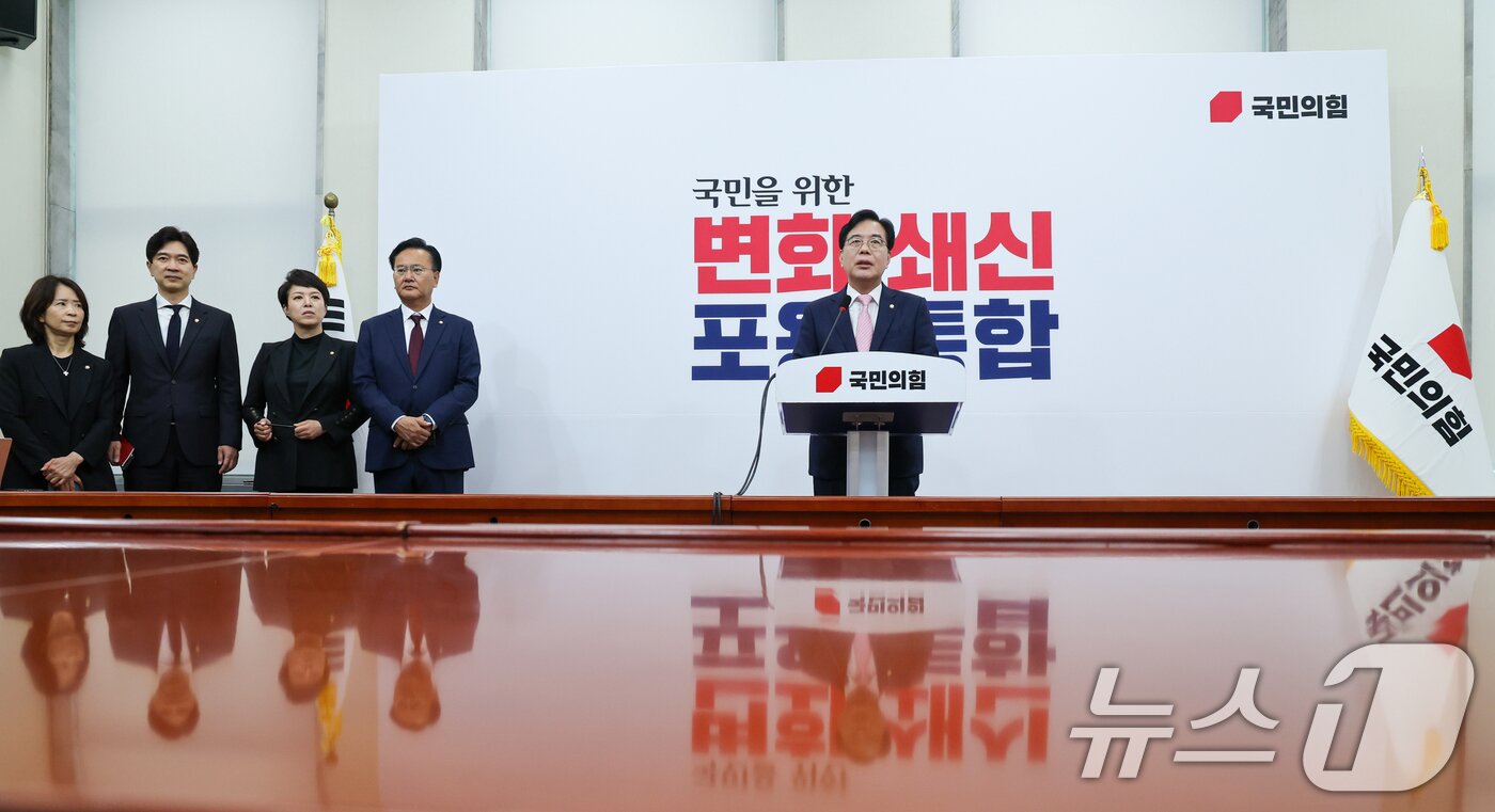 본문 이미지 - 송언석 국민의힘 비상대책위원장 겸 원내대표가 2일 오전 서울 여의도 국회에서 &#39;국민의 마음을 푯대로 삼아 전진하겠습니다&#39;를 주제로 취임 기자회견을 하고 있다. 왼쪽부터 최수진, 박성훈 원내대변인, 김은혜 원내정책수석, 유상범 원내운영수석부대표, 송 비대위원장. 2025.7.2/뉴스1 ⓒ News1 안은나 기자