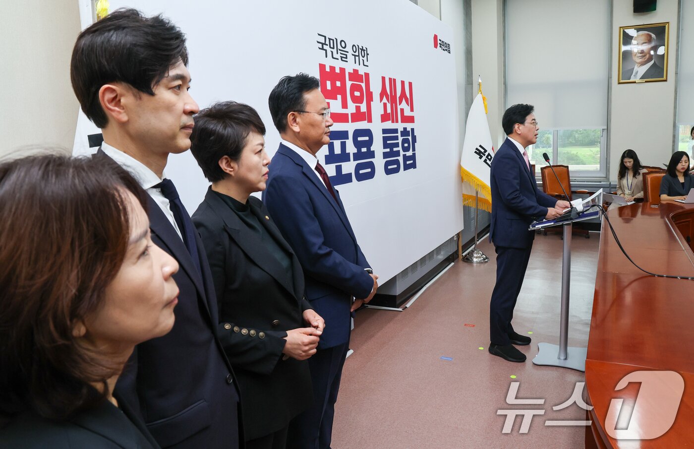 본문 이미지 - 송언석 국민의힘 비상대책위원장 겸 원내대표가 2일 오전 서울 여의도 국회에서 &#39;국민의 마음을 푯대로 삼아 전진하겠습니다&#39;를 주제로 취임 기자회견을 하고 있다. 왼쪽부터 최수진, 박성훈 원내대변인, 김은혜 원내정책수석, 유상범 원내운영수석부대표, 송 비대위원장. ⓒ News1 안은나 기자