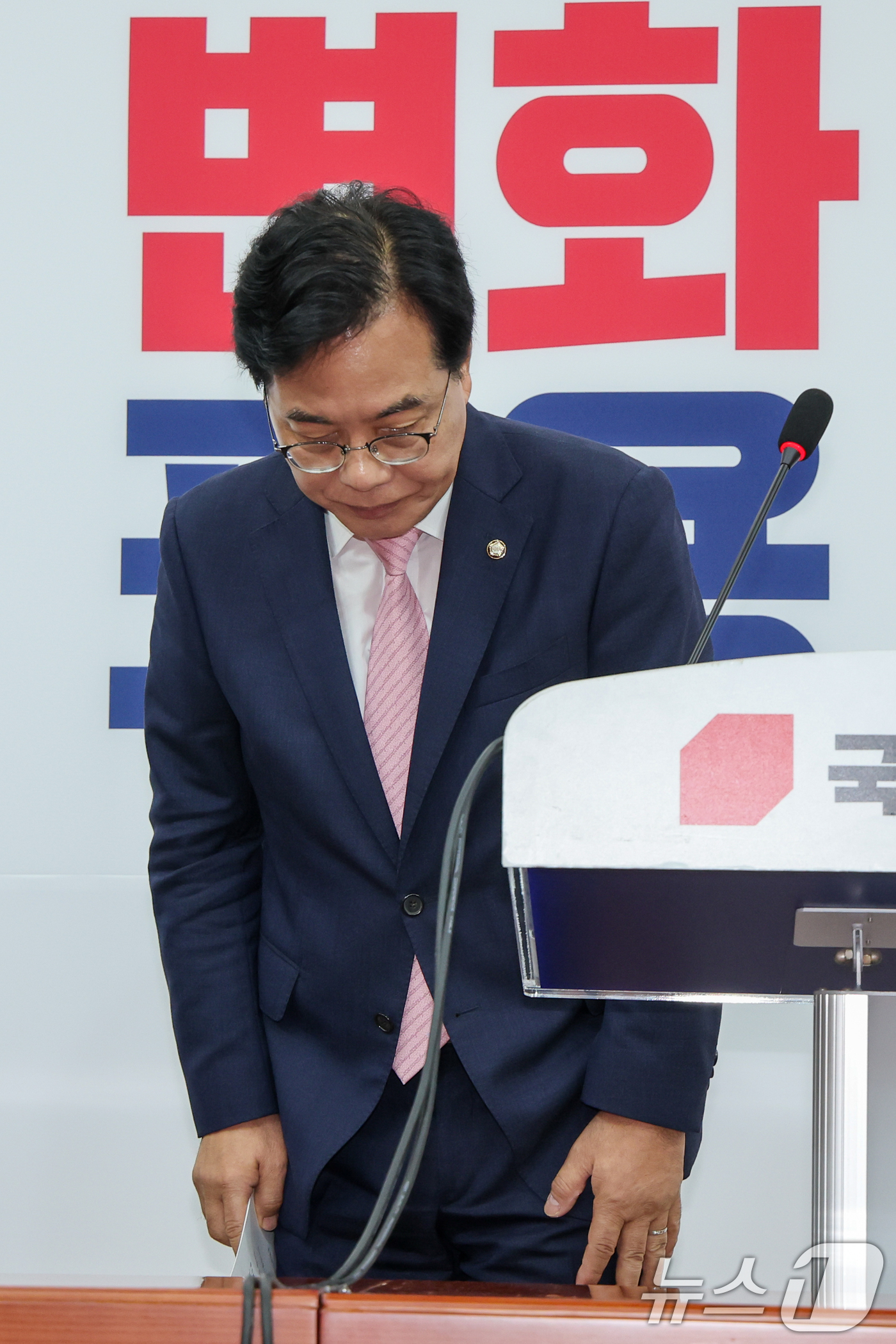 (서울=뉴스1) 안은나 기자 = 송언석 국민의힘 비상대책위원장 겸 원내대표가 2일 오전 서울 여의도 국회에서 '국민의 마음을 푯대로 삼아 전진하겠습니다'를 주제로 취임 기자회견을 …