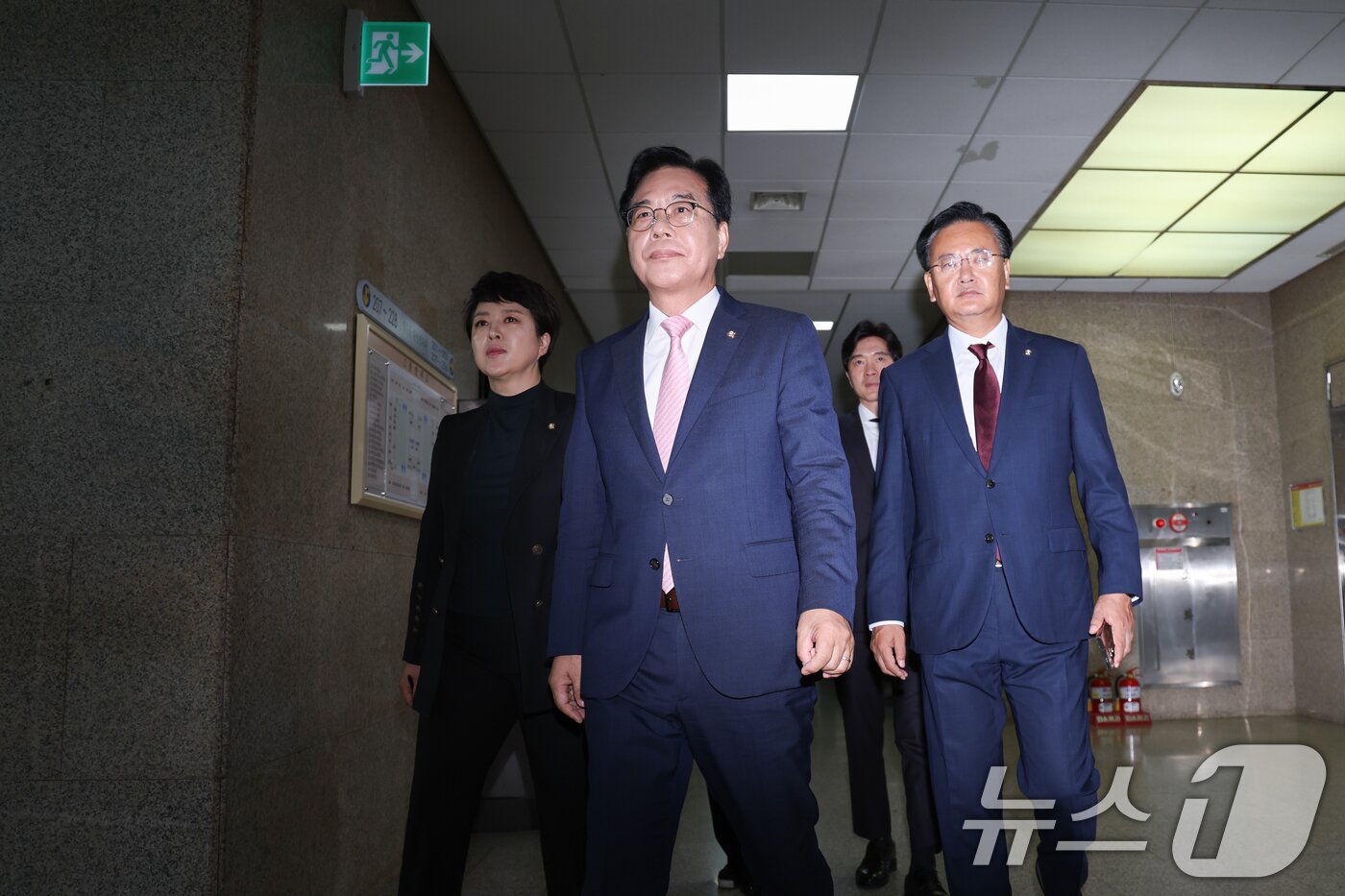 본문 이미지 - 송언석 국민의힘 비상대책위원장 겸 원내대표가 2일 오전 서울 여의도 국회에서 &#39;국민의 마음을 푯대로 삼아 전진하겠습니다&#39;를 주제로 취임 기자회견을 하기 위해 입장하고 있다. 왼쪽부터 김은혜 원내정책수석, 송 비대위원장, 유상범 원내운영수석부대표. 2025.7.2/뉴스1 ⓒ News1 안은나 기자
