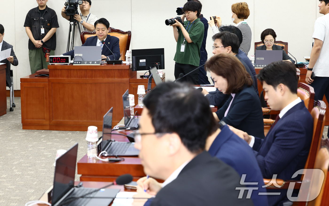 (서울=뉴스1) 김민지 기자 = 김영호 교육위원장이 2일 오전 서울 여의도 국회에서 열린 교육위원회 전체회의에서 안건을 상정하며 의사봉을 두드리고 있다. 2025.7.2/뉴스1