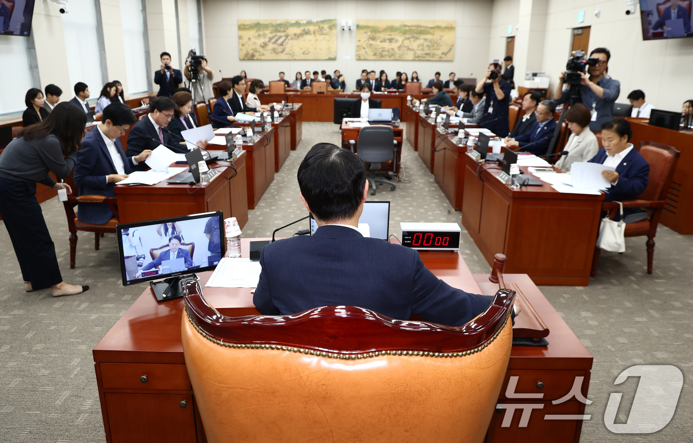 (서울=뉴스1) 김민지 기자 = 김영호 교육위원장이 2일 오전 서울 여의도 국회에서 열린 교육위원회 전체회의에서 안건을 상정하며 의사봉을 두드리고 있다. 2025.7.2/뉴스1